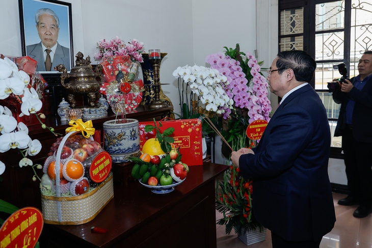 Thủ tướng thăm nguyên lãnh đạo Đảng, Nhà nước và dâng hương tưởng nhớ các đồng chí cố lãnh đạo
- Ảnh 3. Thủ tướng thăm nguyên lãnh đạo Đảng, Nhà nước và dâng hương tưởng nhớ các đồng chí cố lãnh đạo
- Ảnh 3.