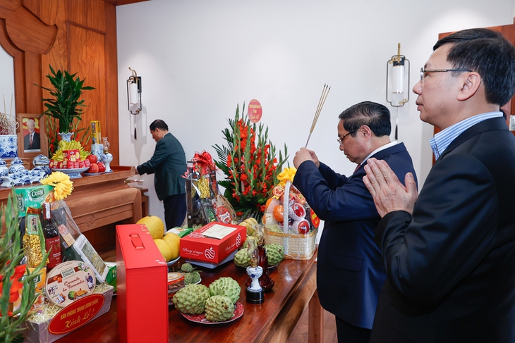 Thủ tướng thăm nguyên lãnh đạo Đảng, Nhà nước và dâng hương tưởng nhớ các đồng chí cố lãnh đạo
- Ảnh 2. Thủ tướng thăm nguyên lãnh đạo Đảng, Nhà nước và dâng hương tưởng nhớ các đồng chí cố lãnh đạo
- Ảnh 2.