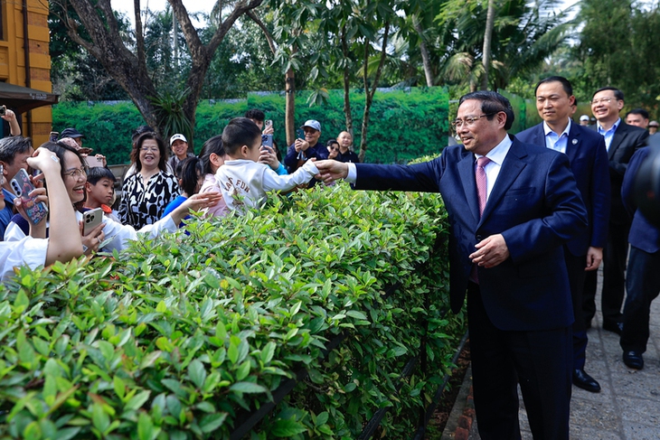 Thủ tướng dâng hương tưởng nhớ Chủ tịch Hồ Chí Minh- Ảnh 3. Thủ tướng dâng hương tưởng nhớ Chủ tịch Hồ Chí Minh- Ảnh 3.