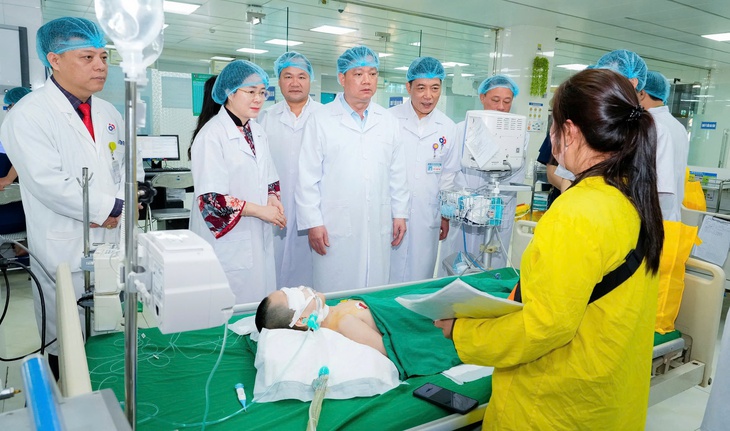 Bí thư Tỉnh ủy Nghệ An thăm, tặng quà bệnh nhi khó khăn dịp cận Tết- Ảnh 5.