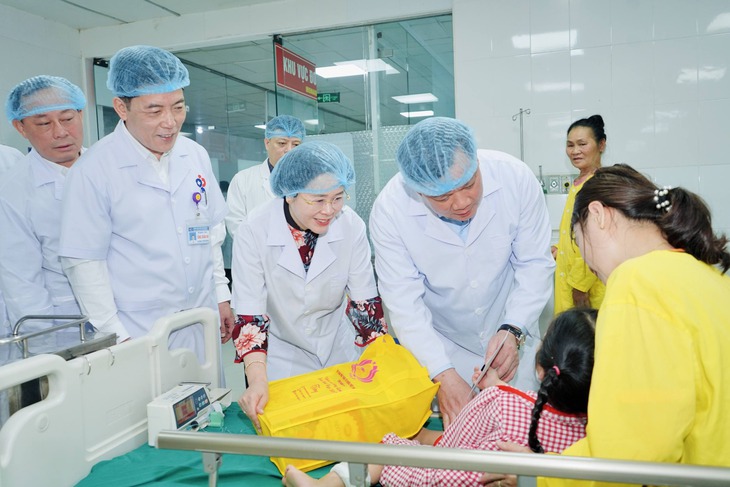 Bí thư Tỉnh ủy Nghệ An thăm, tặng quà bệnh nhi khó khăn dịp cận Tết- Ảnh 1.