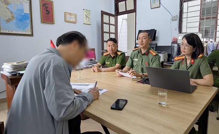 Đăng ảnh ‘ngựa mặc váy’ gây bão mạng, người đàn ông ở Đà Nẵng bị phạt 7,5 triệu đồng- Ảnh 2. Đăng ảnh ‘ngựa mặc váy’ gây bão mạng, người đàn ông ở Đà Nẵng bị phạt 7,5 triệu đồng- Ảnh 2.