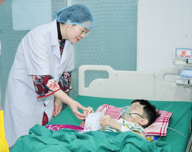 Bí thư Tỉnh ủy Nghệ An thăm, tặng quà bệnh nhi khó khăn dịp cận Tết- Ảnh 3.