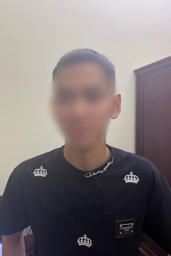 Nam thanh niên bị lộ hành vi đánh bạc trên điện thoại từ tin báo- Ảnh 1. Nam thanh niên bị lộ hành vi đánh bạc trên điện thoại từ tin báo- Ảnh 1.