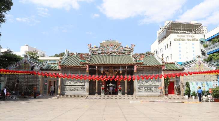 Nườm nượp người dân xếp hàng chui qua tượng ngựa Xích Thố cầu may- Ảnh 10. Nườm nượp người dân xếp hàng chui qua tượng ngựa Xích Thố cầu may- Ảnh 10.