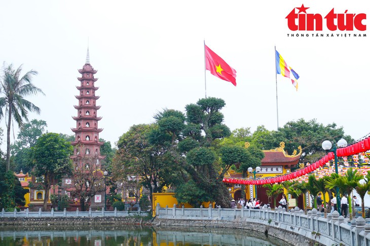 Khách quốc tế nô nức ghé thăm ngôi chùa cổ nhất Hà Nội dịp Tết Bính Ngọ- Ảnh 1. Khách quốc tế nô nức ghé thăm ngôi chùa cổ nhất Hà Nội dịp Tết Bính Ngọ- Ảnh 1.