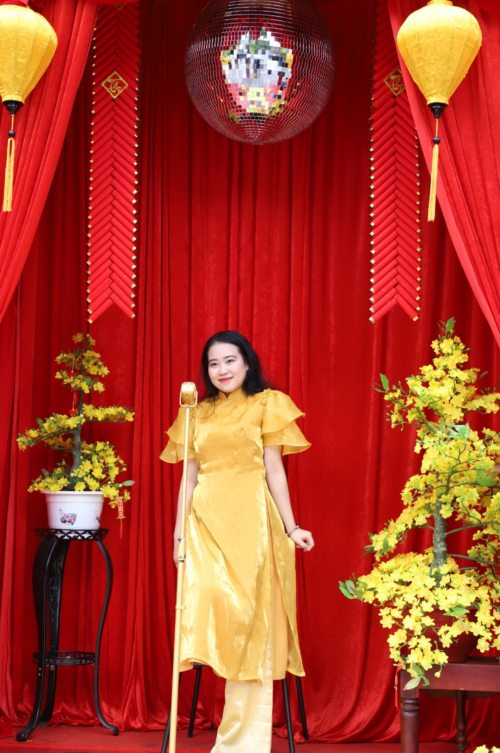 Người dân TPHCM xúng xính áo dài chụp hình đón Tết- Ảnh 11.