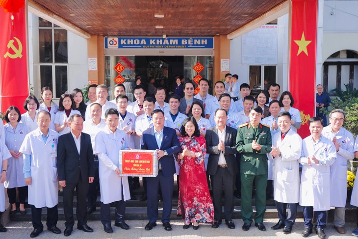 Bí thư Tỉnh ủy Nghệ An thăm, tặng quà bệnh nhi khó khăn dịp cận Tết- Ảnh 6.