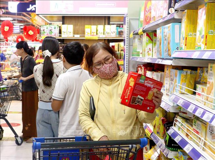 Thị trường hàng hóa ngày 28 Tết sôi động, giá cả vẫn ổn định- Ảnh 1. Thị trường hàng hóa ngày 28 Tết sôi động, giá cả vẫn ổn định- Ảnh 1.