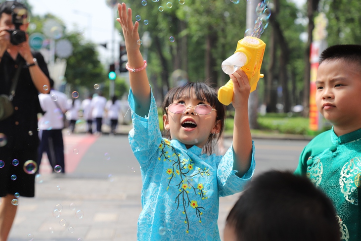 Người dân TPHCM xúng xính áo dài chụp hình đón Tết- Ảnh 15.