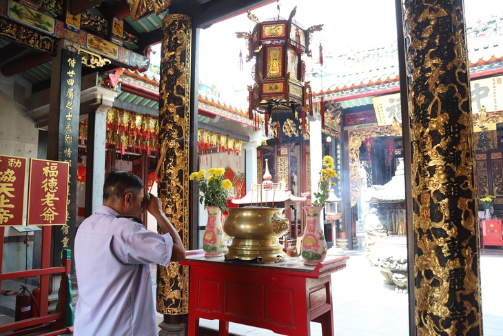 Nườm nượp người dân xếp hàng chui qua tượng ngựa Xích Thố cầu may- Ảnh 2. Nườm nượp người dân xếp hàng chui qua tượng ngựa Xích Thố cầu may- Ảnh 2.