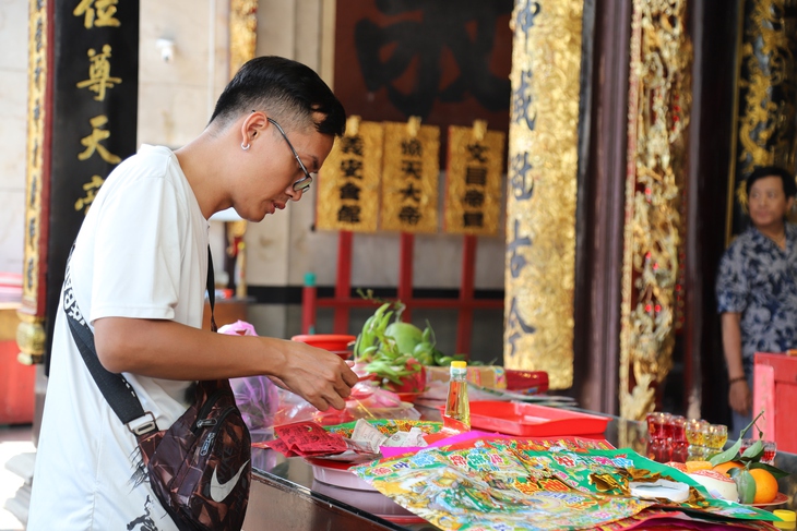 Nườm nượp người dân xếp hàng chui qua tượng ngựa Xích Thố cầu may- Ảnh 4. Nườm nượp người dân xếp hàng chui qua tượng ngựa Xích Thố cầu may- Ảnh 4.