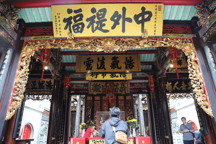 Nườm nượp người dân xếp hàng chui qua tượng ngựa Xích Thố cầu may- Ảnh 1. Nườm nượp người dân xếp hàng chui qua tượng ngựa Xích Thố cầu may- Ảnh 1.