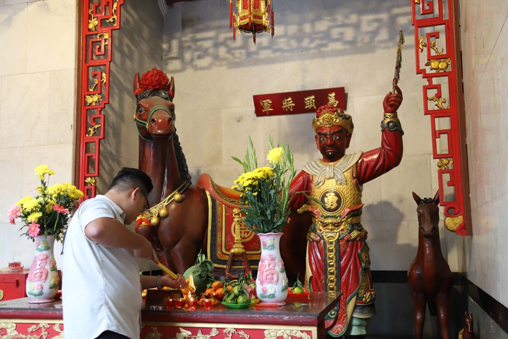 Nườm nượp người dân xếp hàng chui qua tượng ngựa Xích Thố cầu may- Ảnh 6. Nườm nượp người dân xếp hàng chui qua tượng ngựa Xích Thố cầu may- Ảnh 6.