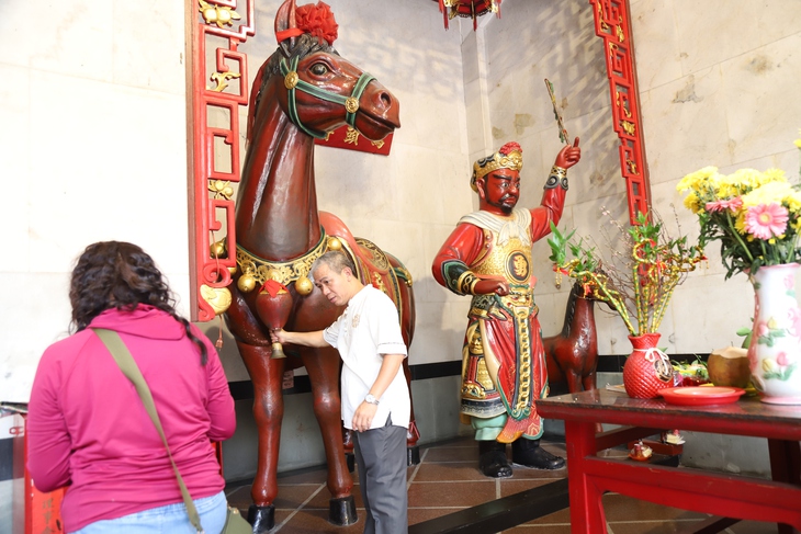 Nườm nượp người dân xếp hàng chui qua tượng ngựa Xích Thố cầu may- Ảnh 3. Nườm nượp người dân xếp hàng chui qua tượng ngựa Xích Thố cầu may- Ảnh 3.