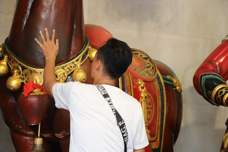 Nườm nượp người dân xếp hàng chui qua tượng ngựa Xích Thố cầu may- Ảnh 5. Nườm nượp người dân xếp hàng chui qua tượng ngựa Xích Thố cầu may- Ảnh 5.