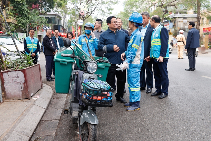 Thủ tướng xuống đường thăm, động viên công nhân môi trường Thủ đô những ngày giáp Tết- Ảnh 4. Thủ tướng xuống đường thăm, động viên công nhân môi trường Thủ đô những ngày giáp Tết- Ảnh 4.