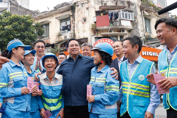 Thủ tướng xuống đường thăm, động viên công nhân môi trường Thủ đô những ngày giáp Tết- Ảnh 3. Thủ tướng xuống đường thăm, động viên công nhân môi trường Thủ đô những ngày giáp Tết- Ảnh 3.