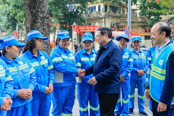 Thủ tướng xuống đường thăm, động viên công nhân môi trường Thủ đô những ngày giáp Tết- Ảnh 1. Thủ tướng xuống đường thăm, động viên công nhân môi trường Thủ đô những ngày giáp Tết- Ảnh 1.