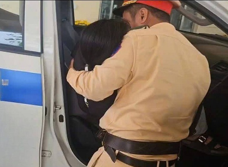 CSGT dùng xe chuyên dụng đưa nữ sinh co giật đi cấp cứu- Ảnh 2. CSGT dùng xe chuyên dụng đưa nữ sinh co giật đi cấp cứu- Ảnh 2.