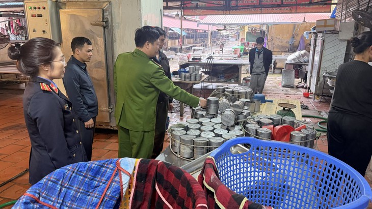 Hai mẹ con sản xuất giò chả, xúc xích số lượng lớn chứa hàn the- Ảnh 1.