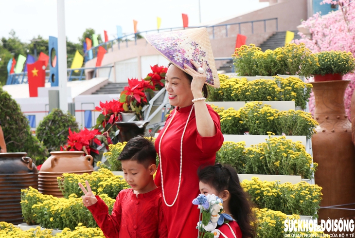 Nụ cười cần lao ngày cuối năm đẹp đến nao lòng- Ảnh 5.