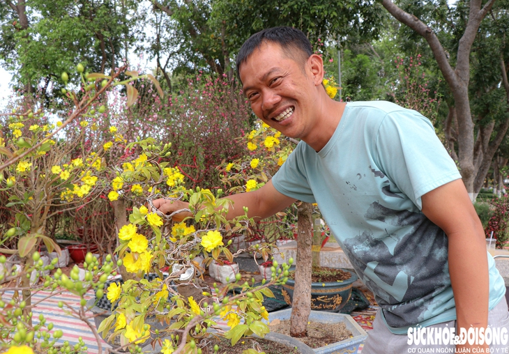 Nụ cười cần lao ngày cuối năm đẹp đến nao lòng- Ảnh 1.