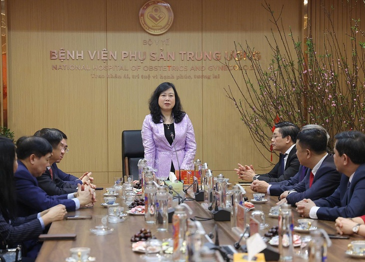 Bộ trưởng Bộ Y tế Đào Hồng Lan thăm, động viên y bác sĩ trực Tết, chúc mừng công dân nhí chào đời đêm Giao thừa- Ảnh 1. Bộ trưởng Bộ Y tế Đào Hồng Lan thăm, động viên y bác sĩ trực Tết, chúc mừng công dân nhí chào đời đêm Giao thừa- Ảnh 1.