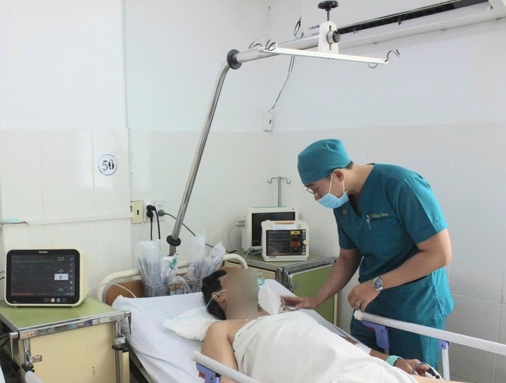 Những đêm Tết không ngủ của bác sĩ nơi lằn ranh sinh – tử mong manh- Ảnh 2.