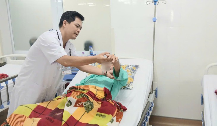 Những đêm Tết không ngủ của bác sĩ nơi lằn ranh sinh – tử mong manh- Ảnh 4.