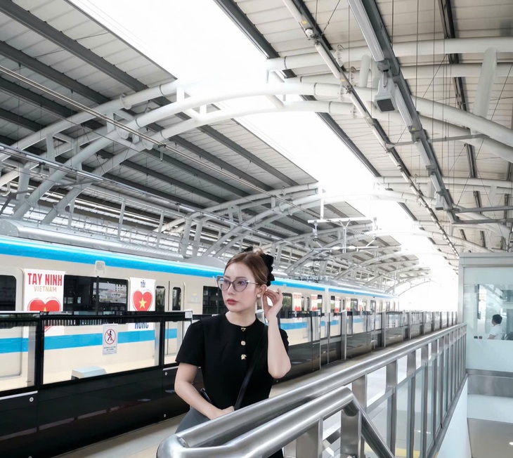 Du khách đi xe buýt và Metro miễn phí ngắm TPHCM trong dịp Tết Nguyên đán- Ảnh 2. Du khách đi xe buýt và Metro miễn phí ngắm TPHCM trong dịp Tết Nguyên đán- Ảnh 2.