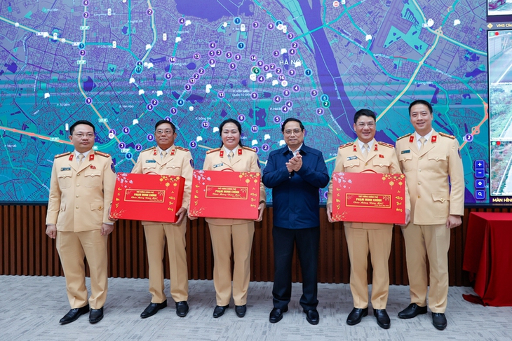 Thủ tướng động viên lực lượng CSGT, an ninh mạng làm nhiệm vụ đêm 29 Tết- Ảnh 2. Thủ tướng động viên lực lượng CSGT, an ninh mạng làm nhiệm vụ đêm 29 Tết- Ảnh 2.