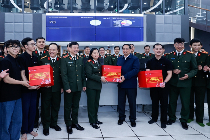 Thủ tướng động viên lực lượng CSGT, an ninh mạng làm nhiệm vụ đêm 29 Tết- Ảnh 4. Thủ tướng động viên lực lượng CSGT, an ninh mạng làm nhiệm vụ đêm 29 Tết- Ảnh 4.