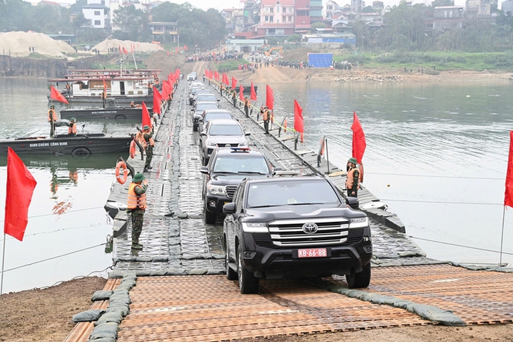 Thủ tướng khen các đơn vị 'thần tốc' hoàn thành cầu phao bắc qua sông Lô mang lại hạnh phú cho Nhân dân- Ảnh 1. Thủ tướng khen các đơn vị 'thần tốc' hoàn thành cầu phao bắc qua sông Lô mang lại hạnh phú cho Nhân dân- Ảnh 1.