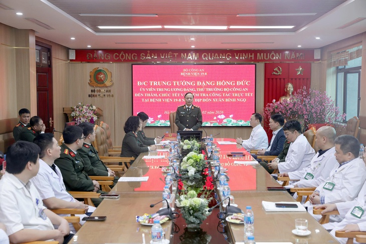 Thứ trưởng Bộ Công an kiểm tra trực Tết tại Bệnh viện 19-8- Ảnh 1.