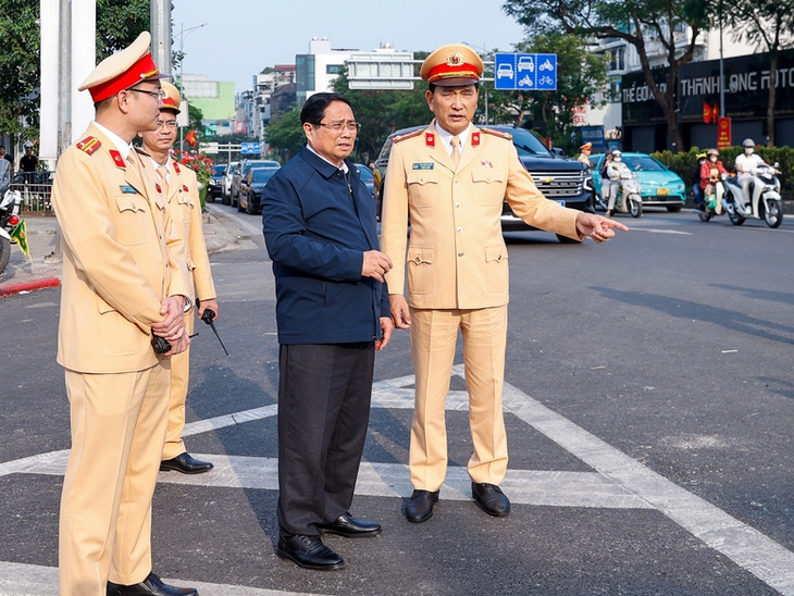 Thủ tướng động viên lực lượng CSGT, an ninh mạng làm nhiệm vụ đêm 29 Tết- Ảnh 3. Thủ tướng động viên lực lượng CSGT, an ninh mạng làm nhiệm vụ đêm 29 Tết- Ảnh 3.
