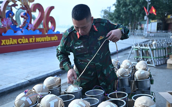 Hình ảnh 'nạp đạn' cho trận địa pháo hoa đêm Giao thừa ở Hà Nội