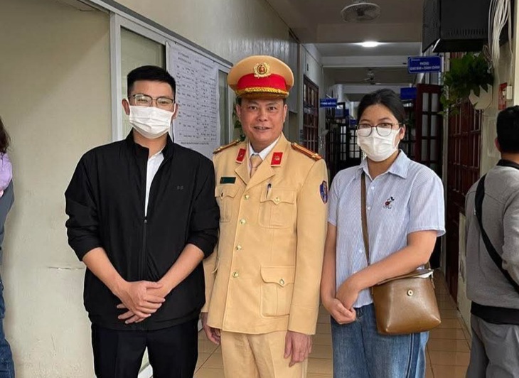 Bé 2 tháng tuổi tím tái giữa đường, CSGT dùng xe tuần tra chở đi cấp cứu- Ảnh 1.