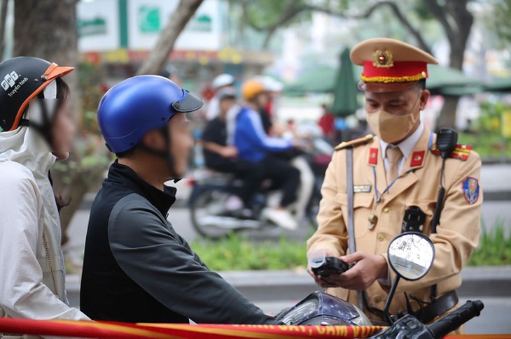 Tài xế xe buýt vi phạm nồng độ cồn trong ngày mùng 1 Tết- Ảnh 3. Tài xế xe buýt vi phạm nồng độ cồn trong ngày mùng 1 Tết- Ảnh 3.