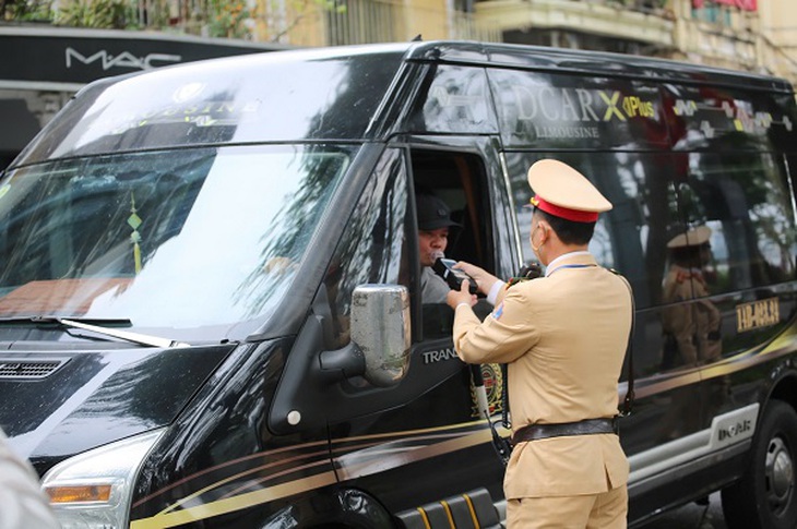 Tài xế xe buýt vi phạm nồng độ cồn trong ngày mùng 1 Tết- Ảnh 4. Tài xế xe buýt vi phạm nồng độ cồn trong ngày mùng 1 Tết- Ảnh 4.