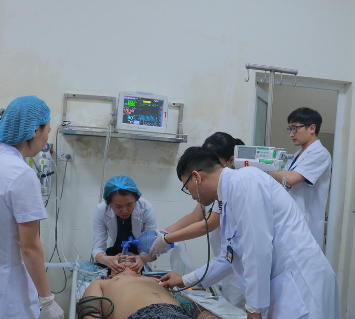 Giao thừa trắng đêm ở Bệnh viện E: Nhiều ca nguy kịch được cấp cứu kịp thời- Ảnh 2. Giao thừa trắng đêm ở Bệnh viện E: Nhiều ca nguy kịch được cấp cứu kịp thời- Ảnh 2.