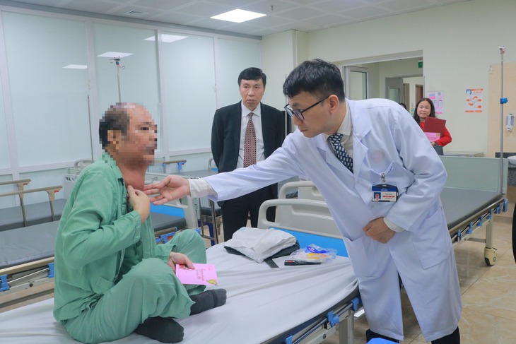 Giao thừa trắng đêm ở Bệnh viện E: Nhiều ca nguy kịch được cấp cứu kịp thời- Ảnh 3. Giao thừa trắng đêm ở Bệnh viện E: Nhiều ca nguy kịch được cấp cứu kịp thời- Ảnh 3.
