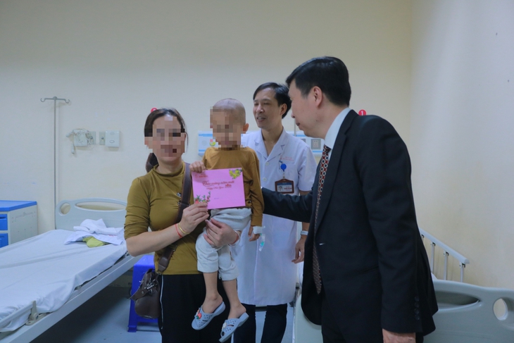 Giao thừa trắng đêm ở Bệnh viện E: Nhiều ca nguy kịch được cấp cứu kịp thời- Ảnh 4. Giao thừa trắng đêm ở Bệnh viện E: Nhiều ca nguy kịch được cấp cứu kịp thời- Ảnh 4.