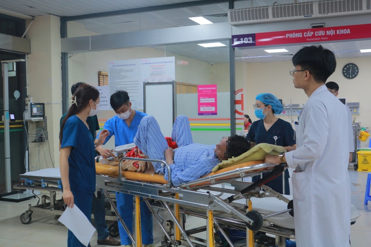 Giao thừa trắng đêm ở Bệnh viện E: Nhiều ca nguy kịch được cấp cứu kịp thời- Ảnh 1. Giao thừa trắng đêm ở Bệnh viện E: Nhiều ca nguy kịch được cấp cứu kịp thời- Ảnh 1.