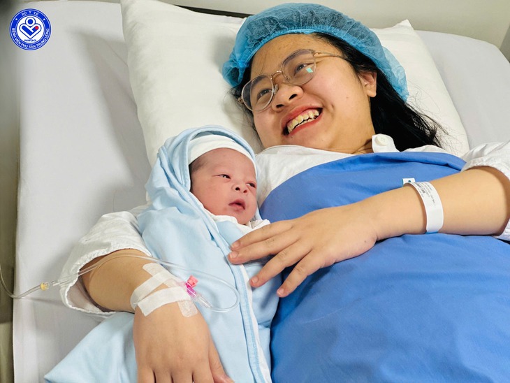 Ngắm 'chàng Ngựa vàng'  'xông đất' Bệnh viện Phụ sản Trung ương - Ảnh 1.