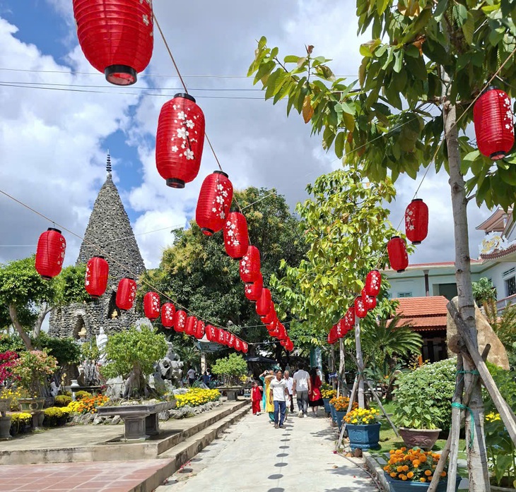 Du xuân thăm ngôi chùa làm bằng vỏ ốc độc đáo ở miền Trung- Ảnh 4. Du xuân thăm ngôi chùa làm bằng vỏ ốc độc đáo ở miền Trung- Ảnh 4.