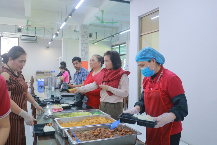 Giao thừa trắng đêm ở Bệnh viện E: Nhiều ca nguy kịch được cấp cứu kịp thời- Ảnh 6. Giao thừa trắng đêm ở Bệnh viện E: Nhiều ca nguy kịch được cấp cứu kịp thời- Ảnh 6.