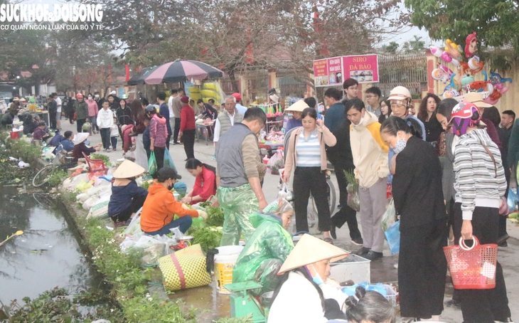 Phiên chợ 'đặc biệt' sáng mùng 2 Tết: Không mặc cả, mua may mắn, bình an- Ảnh 1. Phiên chợ 'đặc biệt' sáng mùng 2 Tết: Không mặc cả, mua may mắn, bình an- Ảnh 1.