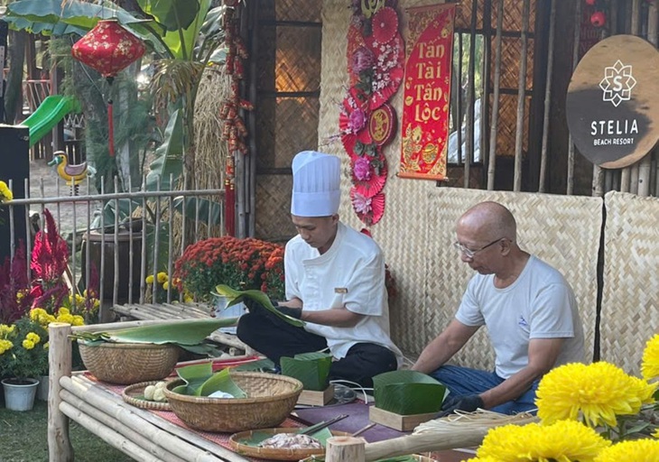 Du khách nước ngoài hào hứng trải nghiệm Tết cổ truyền Việt Nam- Ảnh 1. Du khách nước ngoài hào hứng trải nghiệm Tết cổ truyền Việt Nam- Ảnh 1.
