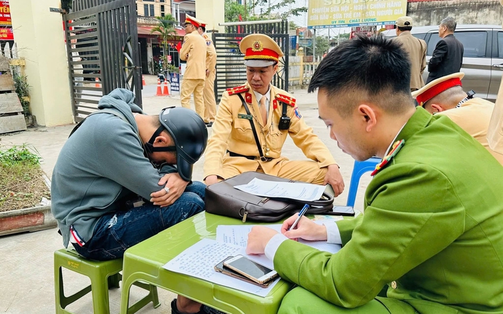 Tài xế cho trẻ nhỏ ngồi trước vô lăng khi lái ô tô ở Hà Nội bị xử phạt- Ảnh 1.